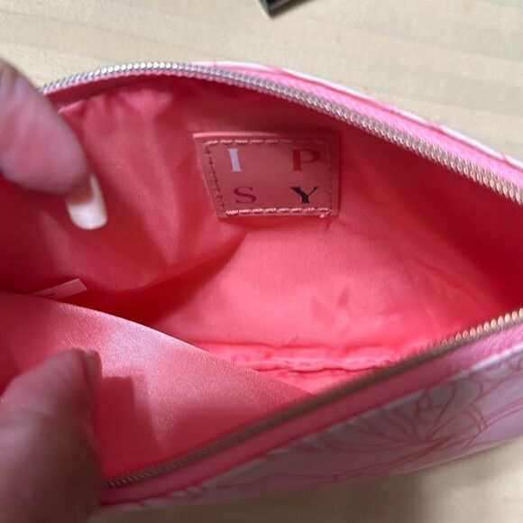 IPSY travel or cosmetic bag, tassle zipper pull NWOT - Picture 3 of 3